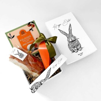 Τσουρέκι γεμιστό 220gr με customized ετικέτα Κουραμπιέδες 200gr με πορτοκάλι και μαύρη σοκολάτα Σοκολατένια αυγουλάκια σε καροτάκι 120gr Customized λαμπάδα Customized κουτί πολυτελείας