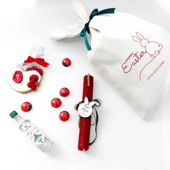 Λικέρ μαστίχας 50ml Λαμπάδα κερύθρα με custom διακοσμητικό 5 σοκολατένιες πασχαλίτσες Μπισκότο με ζαχαρόπαστα Custom πουγκί