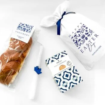 Τσουρέκι 500gr με customized ετικέτα, Μπισκότα ούζου, Λαμπάδα με custom διακοσμητικό,Custom πουγκί