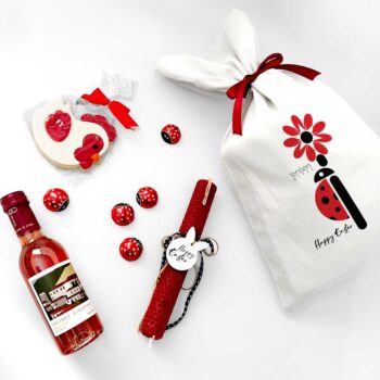 Ροζέ κρασί 187ml κτήμα Zoinos Λαμπάδα κερύθρα με custom διακοσμητικό 5 σοκολατένιες πασχαλίτσες Μπισκότο με ζαχαρόπαστα Custom πουγκί