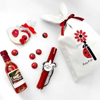Ροζέ κρασί 187ml κτήμα Zoinos Λαμπάδα κερύθρα με custom διακοσμητικό 5 σοκολατένιες πασχαλίτσες Μπισκότο με ζαχαρόπαστα Custom πουγκί