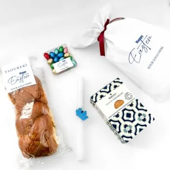Τσουρέκι 500gr με customized ετικέτα, Μπισκότα ούζου Αυγουλάκια 120gr με custom αυτοκόλλητο, Λαμπάδα με custom διακοσμητικό, Custom πουγκί