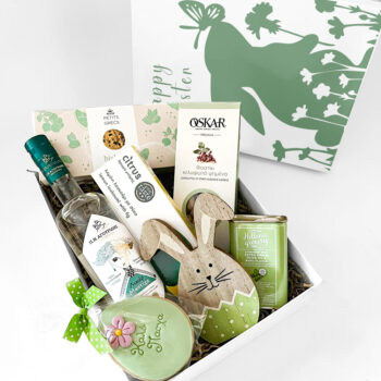 Λικέρ μαστίχας 500ml Μπισκότα με κράνμπερι και φιστίκι Κελυφωτό φιστίκι Λουκούμι με λεμόνι και σύκο Ελαιόλαδο 200ml με άρωμα βασιλικού Πασχαλινό μπισκότο με ζαχαρόπαστα Διακοσμητικό ξύλινο λαγουδάκι Customized κουτί πολυτελείας