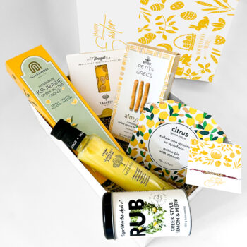 Λικέρ limoncello 200ml Μπάρα μαντολάτου Κριτσίνια με χούμους Πίτα φρούτου με κυδώνι και αμύγδαλο Μείγμα με λεμόνι και μυρωδικά Κουραμπιέδες 120gr με λεμόνι και μαστίχα Βραχιολάκι σε κάρτα Customized κουτί πολυτελείας