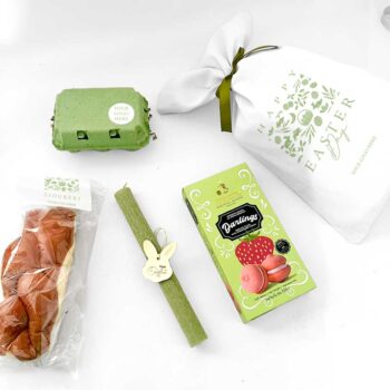 Σοκολατένια αυγουλάκια 120gr σε αυγοθήκη Τσουρέκι γεμιστό 220gr με customized ετικέτα Μπισκότα με κρέμα φράουλας Λαμπάδα με custom διακοσμητικό Custom πουγκί