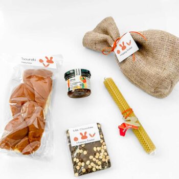 Τσουρέκι γεμιστό 220gr με customized ετικέτα Άλειμμα μανταρίνι 125gr Πλάκα σοκολάτας με custom αυτοκόλλητο Λαμπάδα κερύθρα με custom διακοσμητικό Πουγκί με custom κάρτα