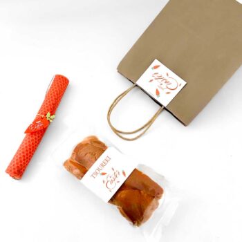 Χάρτινη τσάντα με λογοτύπησ, τσουρέκι με λογοτύπησ, λαμπάδα κερίθρα με διακοσμητικο καροτάκι με λογοτύπηση