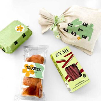 Τσουρέκι 80gr με custom ετικέτα Σοκολατένια αυγουλάκια 120gr σε αυγοθήκη Κριτσίνια με παντζάρι Custom πουγκί