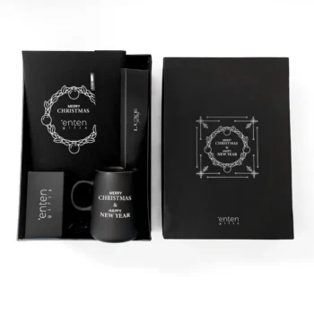 Portfolio με ψηφιακή εκτύπωση, Κεραμεική κούπα 450ml με μονόχρωμη εκτύπωση, Πένα με χάραξη λογότυπου, Power bank 4000mAh με μονόχρωμη εκτύπωση, Custom κουτί πολυτελείας με ασημοτυπία